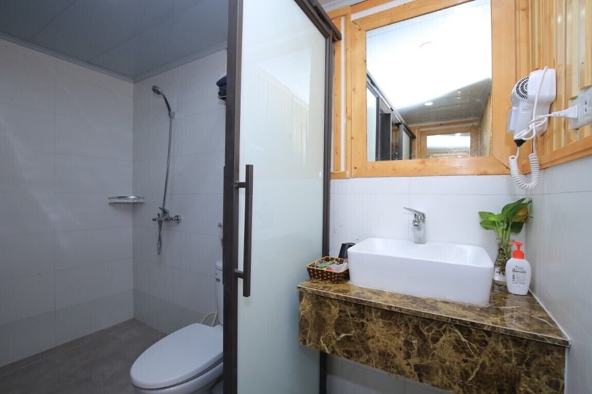 クラシック ルーム ベッド (複数台) バルコニー マウンテンビュー | バスルーム | ヘアドライヤー、スリッパ