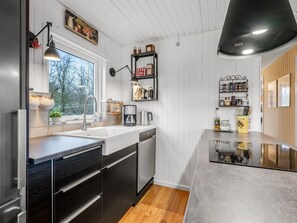 Fridge, microwave, dishwasher, cookware/dishes/utensils