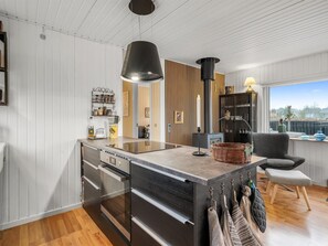 Fridge, microwave, dishwasher, cookware/dishes/utensils