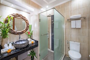 Shower, hydromassage showerhead, free toiletries, hair dryer - Ocean Golf Rubi Villa by Nagisa Bali (Kutuh)