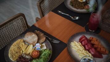 Termasuk sarapan masakan tempatan setiap hari