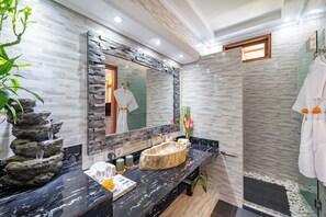 Shower, hydromassage showerhead, free toiletries, hair dryer - Ocean Golf Rubi Villa by Nagisa Bali (Kutuh)