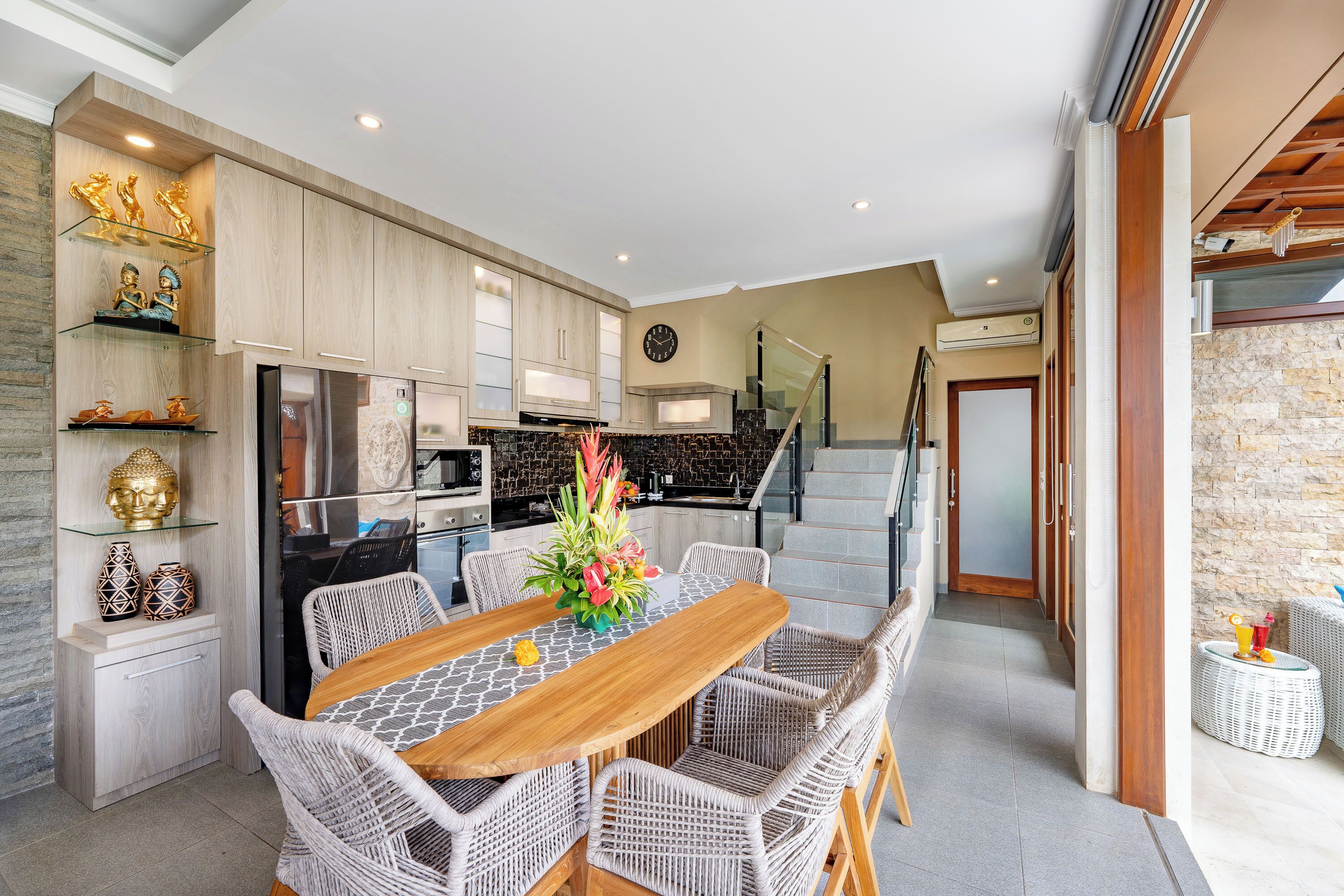 Frigorífico, microondas, horno y placa de cocina