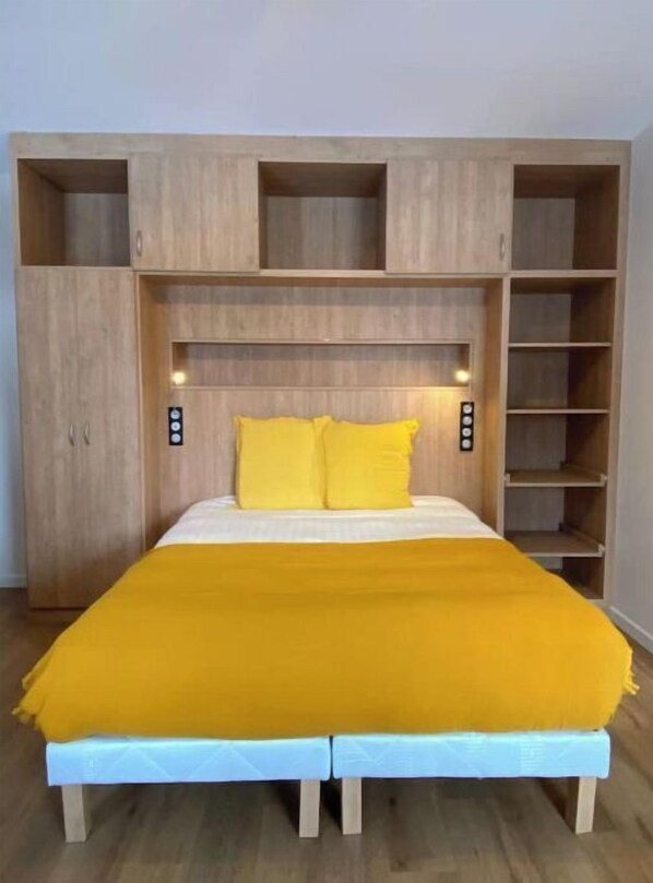 2 chambres, coffre-fort, bureau, fer et planche à repasser