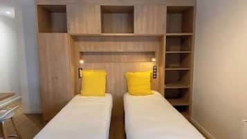 2 chambres, coffres-forts dans les chambres, bureau