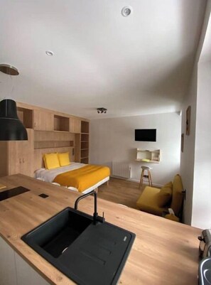 2 bedrooms, in-room safe, desk, iron/ironing board