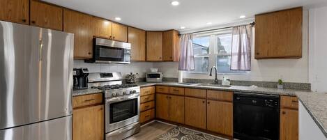 Fridge, oven, dishwasher, coffee/tea maker
