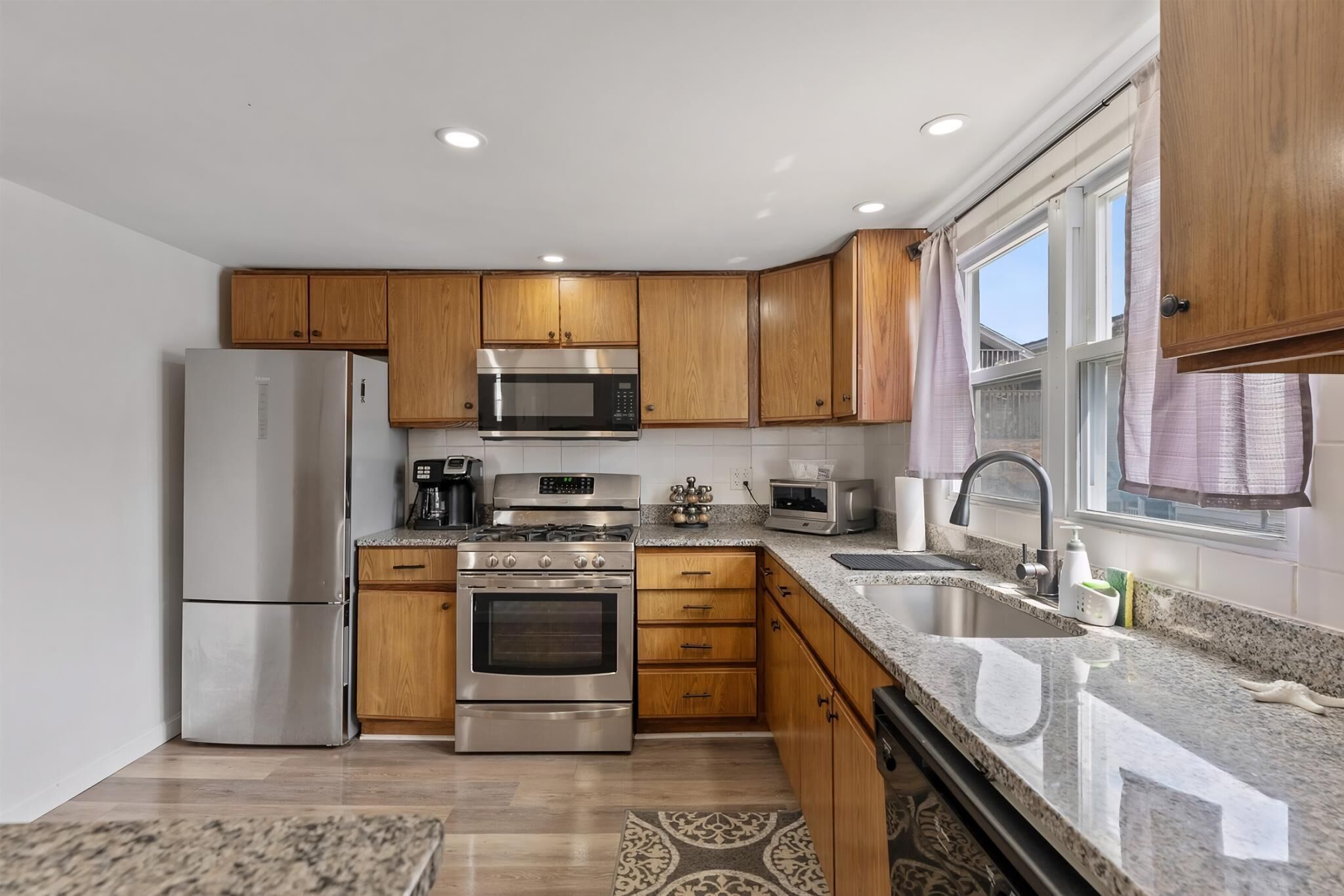 Fridge, oven, dishwasher, coffee/tea maker