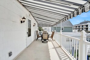 Outdoor dining - 217 E Hildreth Ave, Unit 4 (Wildwood)