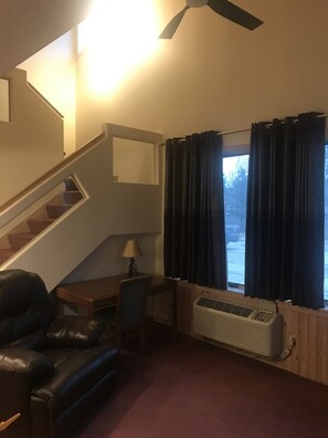 Loft | Iron/ironing board, free WiFi - Country Lodge inn (Harmony)