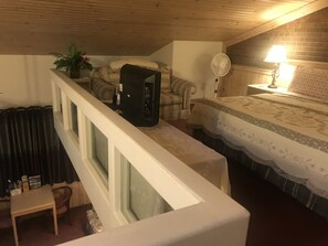 Loft | Iron/ironing board, free WiFi - Country Lodge inn (Harmony)