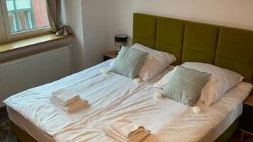 4 bedrooms, iron/ironing board, WiFi, bed sheets