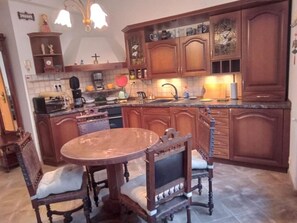 Four à micro-ondes, un four, surface de cuisson, lave-vaisselle