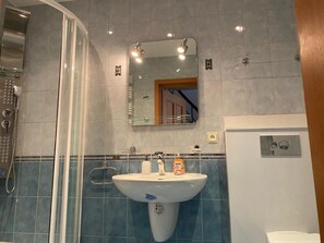 Séchoir à cheveux, serviettes fournies, savon, papier de toilette