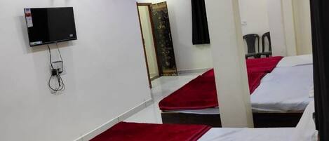 2 bedrooms, desk, WiFi, bed sheets