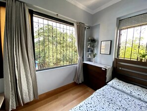 2 habitaciones, escritorio, tabla de planchar con plancha y wifi