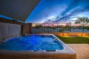 Outdoor spa tub - Mid Century Themed Home on the Golf Course (San Tan Valley)