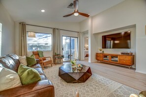 Smart TV - Mid Century Themed Home on the Golf Course (San Tan Valley)