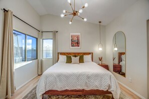 3 bedrooms, desk, iron/ironing board, travel cot - Mid Century Themed Home on the Golf Course (San Tan Valley)