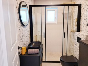 シャワー、ヘアドライヤー、タオル、石鹸