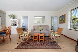 Apartment, 2 Bedrooms, Smoking, Balcony | Ruang makan