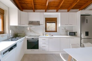 Frigorífico, microondas, horno y lavavajillas