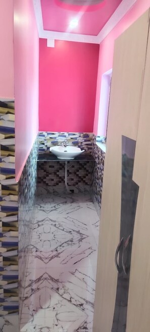 Douche, douche à « effet pluie », serviettes fournies, savon