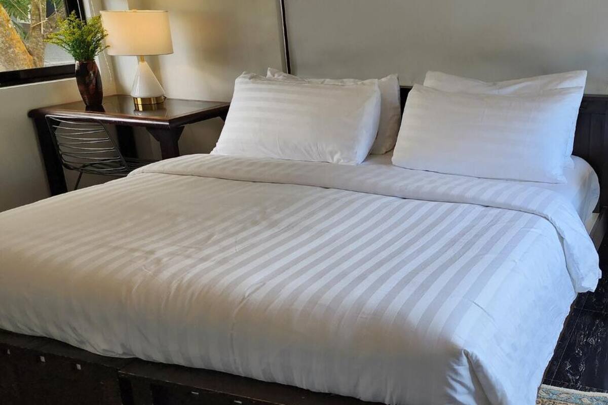 Phòng Suite Premier, quang cảnh vườn | Bộ đồ giường cao cấp, chăn bông, nệm cao su hoạt tính (memory foam) 