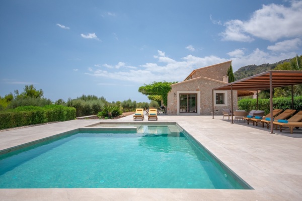 Haus,Pool und Sonnenliegen