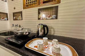 Kjøleskap, mikrobølgeovn, oppvaskmaskin og kaffetrakter/tekoker