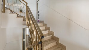 A staircase with a wooden finish and a metal railing. - 3795 Joy R - Appartamento 3 by Barbarhouse (Manduria)