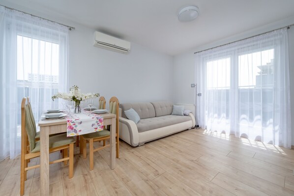 Apartment, 1 Bedroom, Balcony | Living room