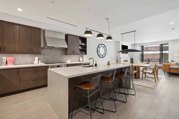 Kylskåp, mikrovågsugn, ugn och spishäll