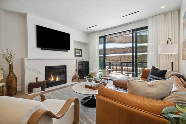 Smart TV, fireplace