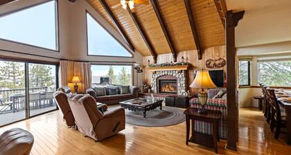 6BDR Group Retreat, Decks w/ Incredible Views | Starry Heights by AvantStay