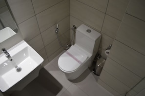 Douche, douche à « effet pluie », articles de toilette gratuits