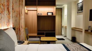 Deluxe Room | Laptop workspace, soundproofing, iron/ironing board, free WiFi