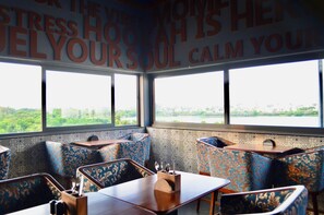 Café da manhã com buffet todos os dias (INR 400 por pessoa)