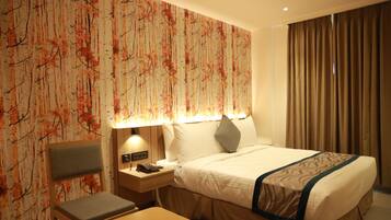 Kamar Deluks | Ruang kerja ramah laptop, kedap suara, dan setrika/meja setrika