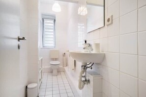 Haartrockner, Handtücher, Seife, Toilettenpapier