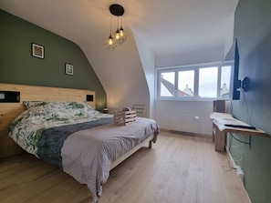 4 Schlafzimmer, Schreibtisch, Bügeleisen/Bügelbrett, WLAN