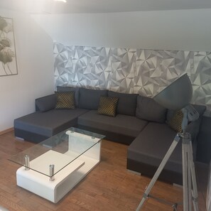 TV, books - Gîte Wellness Chez Léon (Allerey-sur-Saône)