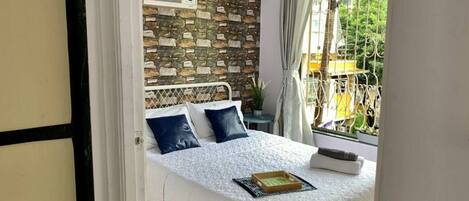 2 عدّة غرف نوم ومكواة/لوح كي وواي فاي وملاءات أسرّة