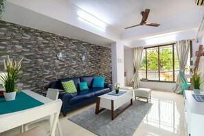 Living area - Bandra beauty 2 bed 1 Bath within walkable distance to Sea with Parking (Mumbai)