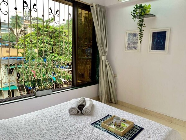 2 bedrooms, iron/ironing board, WiFi, bed sheets - Bandra beauty 2 bed 1 Bath within walkable distance to Sea with Parking (Mumbai)