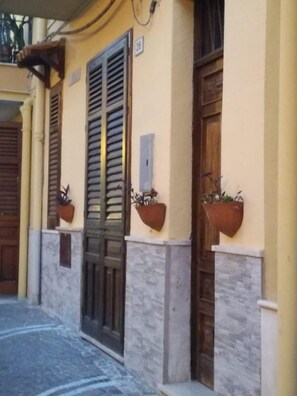 1 bedroom, premium bedding, down duvets, pillow-top beds - La Gorgone city center apartments (Casteldaccia)