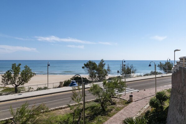 Una spiaggia nelle vicinanze