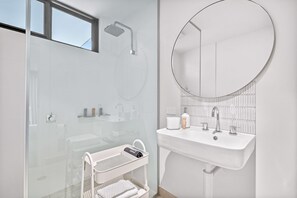 Eco-friendly toiletries, hair dryer, towels - Sunrise at Middleton (Middleton Beach)