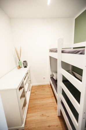 2 bedrooms, travel cot, free WiFi