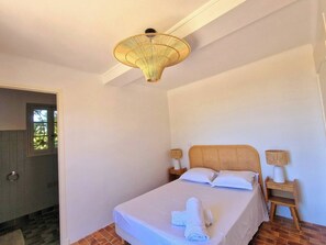 2 bedrooms, iron/ironing board, travel cot, WiFi - Bottom villa, sea view, private parking (Bandol)